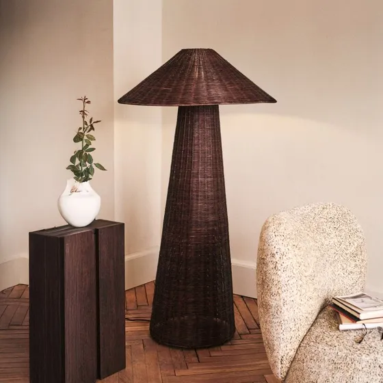 Ferm Living Dou gulvlampe i rattan og jern, mørkebrun, 131 cm