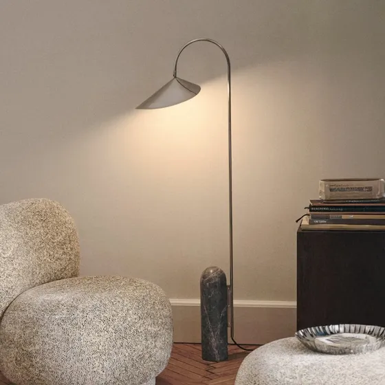 Ferm Living Arum gulvlampe i stål og marmor, 136 cm