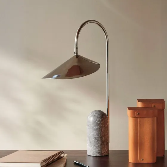 Ferm Living Arum bordlampe i stål og marmor, 53 cm