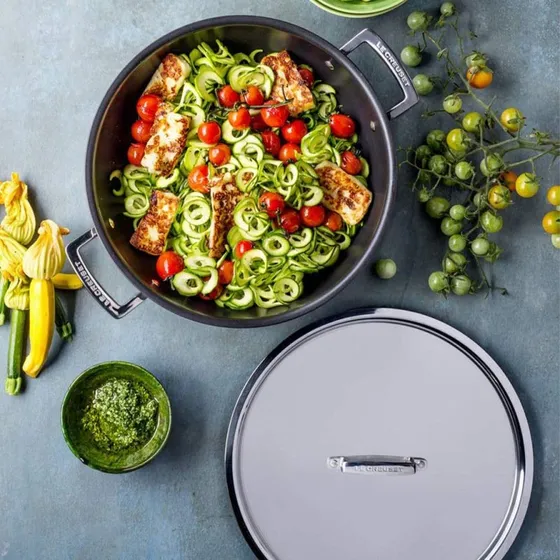 Le Creuset 3-lags 30 cm non-stick kasserolle med låg