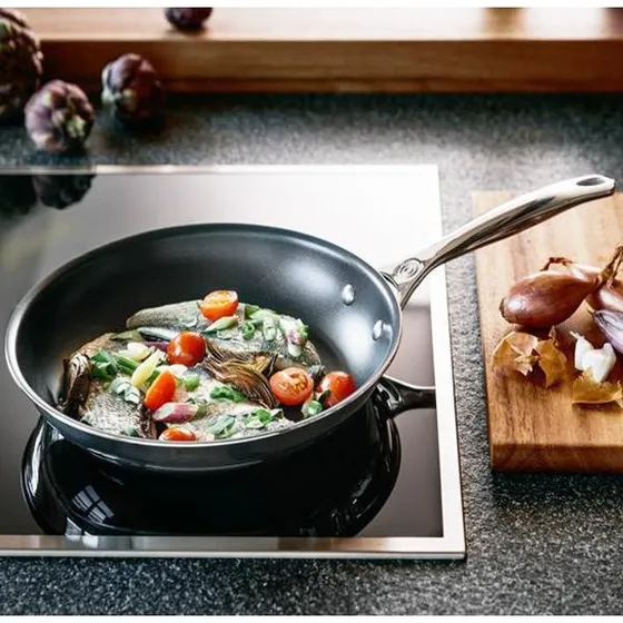 Le Creuset Signature Premium 3-lags stegepande 24 cm