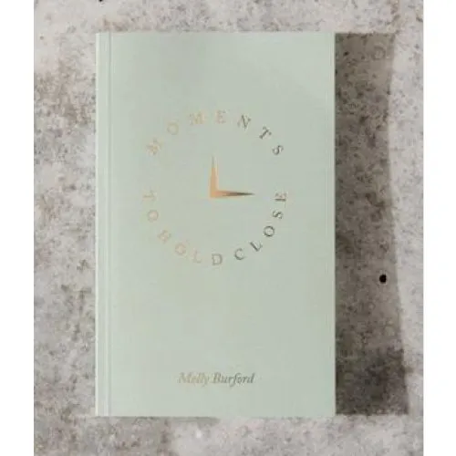 Molly Burford: Moments to Hold Close - Digtsamling