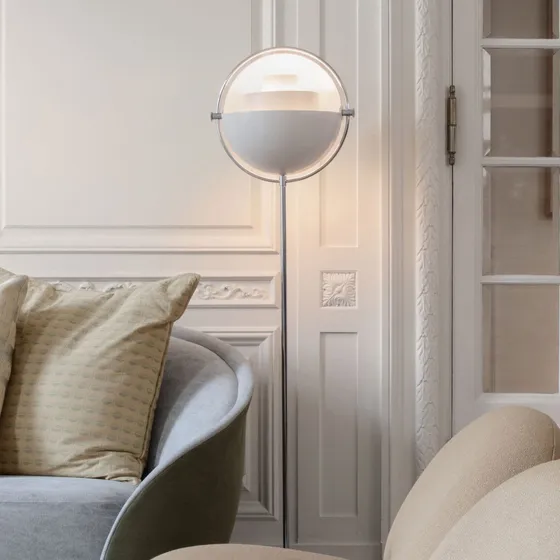 Gubi Multi-Lite gulvlampe, krom/hvid, 148 cm