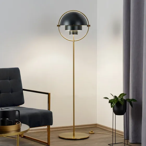Gubi Multi-Lite gulvlampe i messing/sort, 148 cm