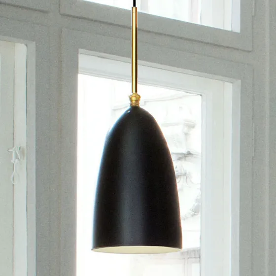 GUBI Gräshoppa Pendellampe Jet-Black