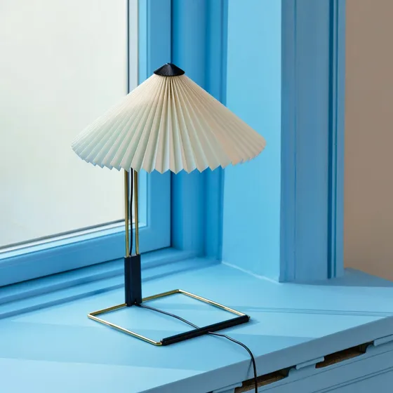 HAY Matin LED-bordlampe, hvid/messing, 38 cm
