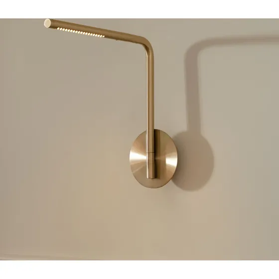 UMAGE Omni Pivot LED-væglampe i messing – dæmpbar