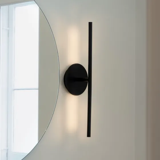 Umage Omni LED-væglampe, sort, 54 cm