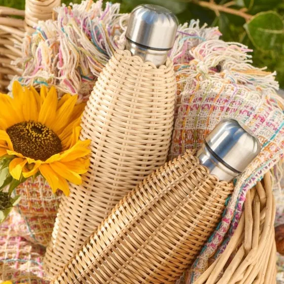 Ib Laursen Termoflaske 500 ml i naturfarvet polyrattan