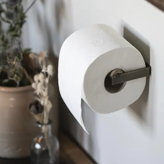Ib Laursen Toiletpapirholder ALTUM med trærulle i messing