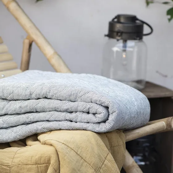 Ib Laursen Quilt med smalle striber - Hvid/Grå