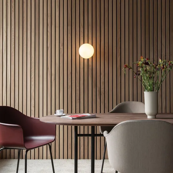 Audo Copenhagen TR Bulb loft- og væglampe i messing og opalglas