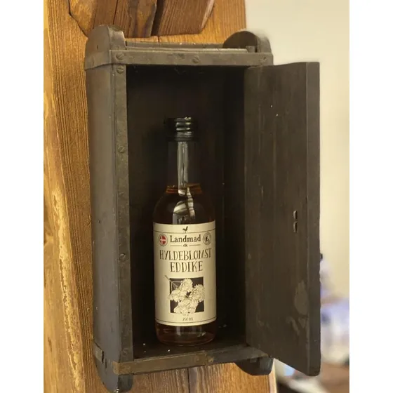 Upcycled murstensform som lille skab med låg i genbrugstræ