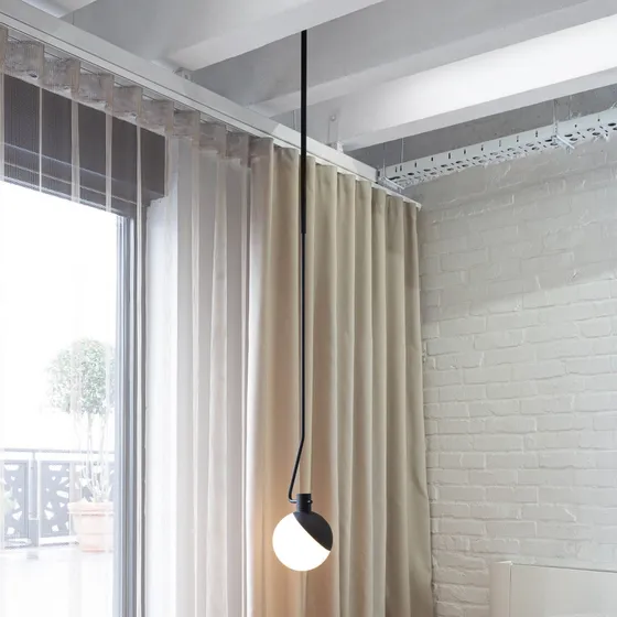 Grupa Baluna Loftlampe - Sort Kuglelampe i Metal