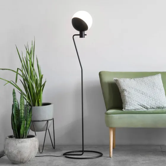 Grupa Baluna Gulvlampe - Sort - Metal med Kugle