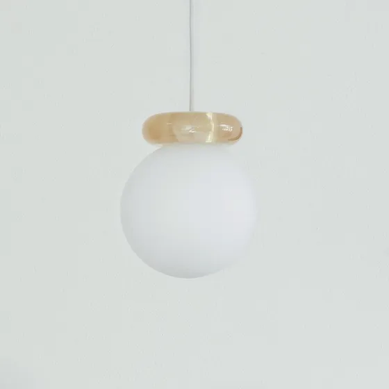 Normann Copenhagen Hinx Pendel – Sandfarvet Glas Ø15