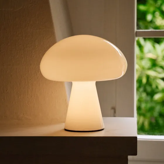 GUBI Obello bærbar bordlampe - Pearl White - Mundblæst glas