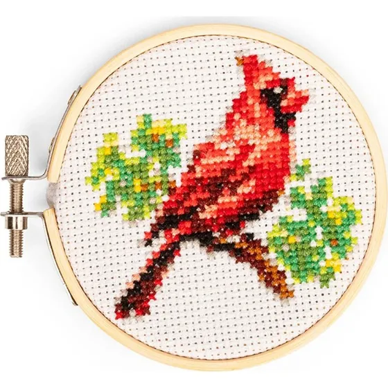 Kikkerland Mini Broderisæt – Kardinalmotiv – 9 cm