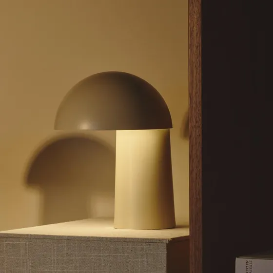 DFTP Faye Bærbar Bordlampe Beige - Design af Charlotte Høncke