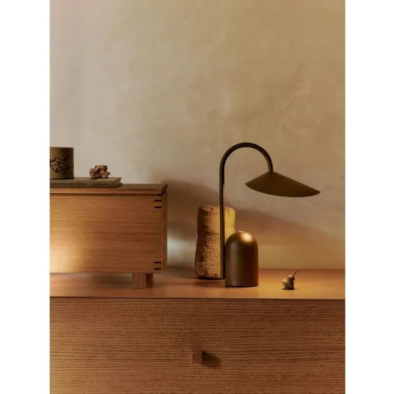 ferm LIVING Arum bærbar bordlampe - Dark Chocolate - IP44