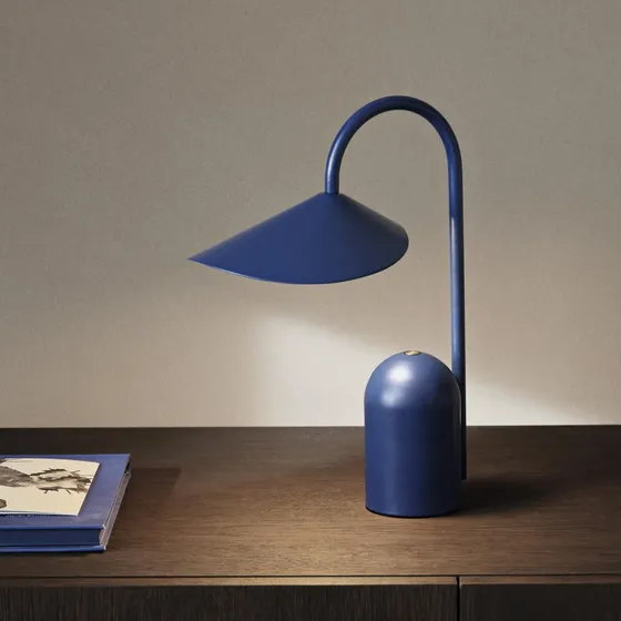 Ferm Living Arum Portable Bordlampe - Bright Blue
