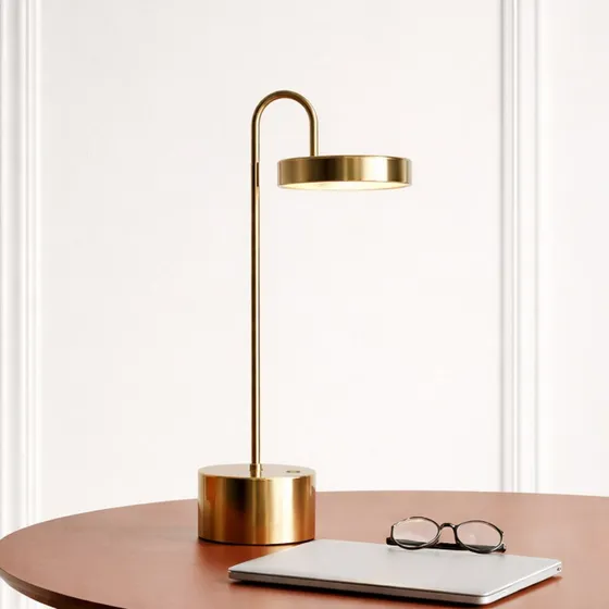 Dyberg Larsen MooveLIGHT LED-bordlampe i messing med batteri