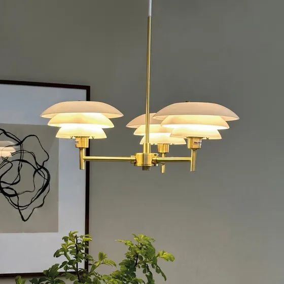 Dyberg Larsen DL20 Lysekrone - Opalglas & Messing