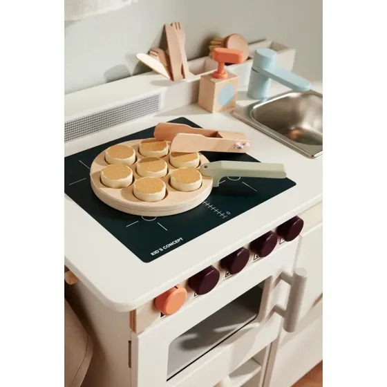 Legekøkken i træ med legetøjsopvaskemaskine