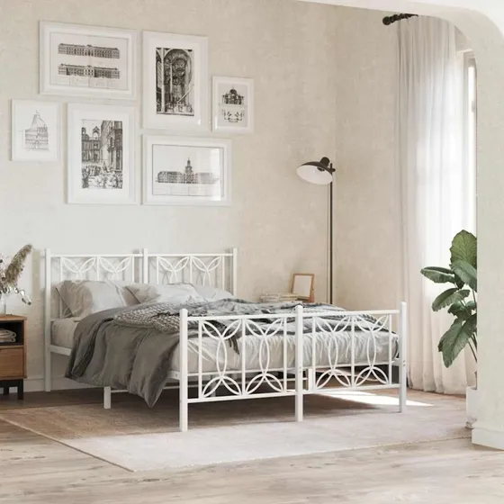 Sengeramme 135x190 cm i hvidt metal med gavl og fodgærde