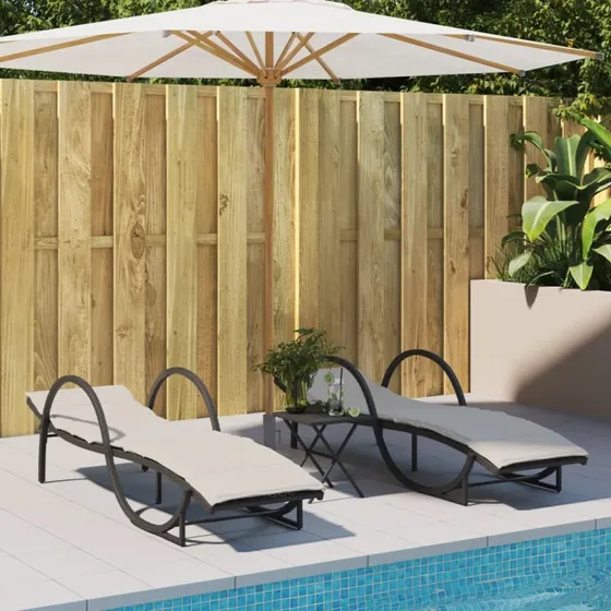 Liggestole 2 stk. med hynder i sort polyrattan
