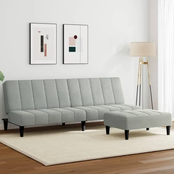 2-personers sovesofa med fodskammel i lysegrå velour