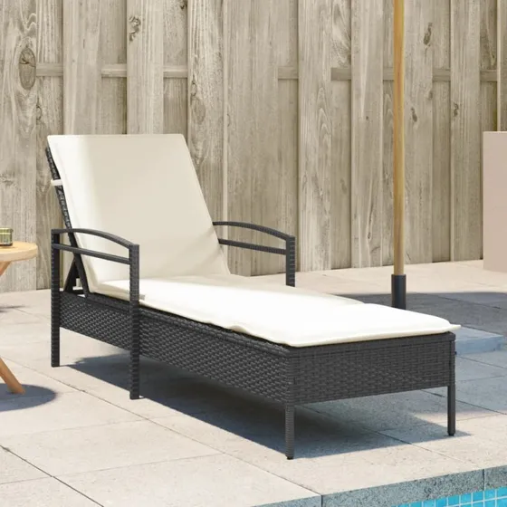 Liggestol i sort polyrattan med hynde 63x200x81 cm