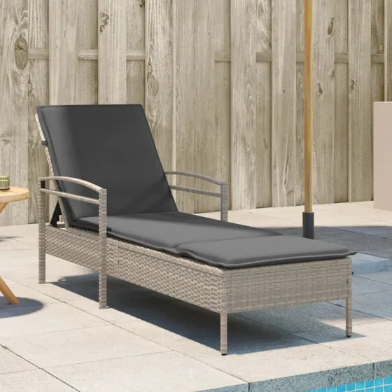 Liggestol i polyrattan med hynde 63x200x81 cm - lysegrå
