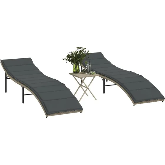 Liggestole 2 stk. med bord i lysegrå polyrattan