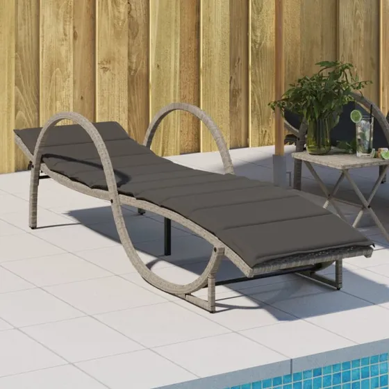 Liggestol i polyrattan med hynde 60x199x42 cm – lysegrå