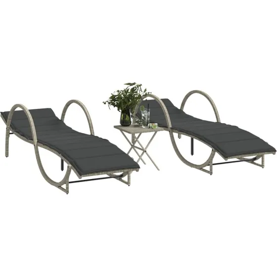 Liggestole 2 stk. med bord i lysegrå polyrattan