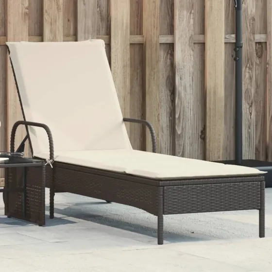 Liggestol med hjul og hynde i sort polyrattan