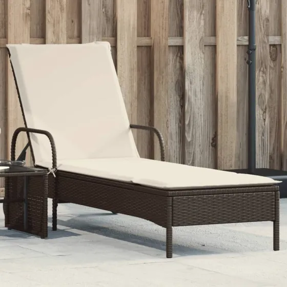 Liggestol i polyrattan med hjul og hynde, brun