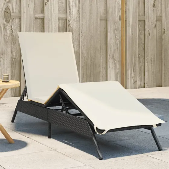 Liggestol i sort polyrattan med hynde