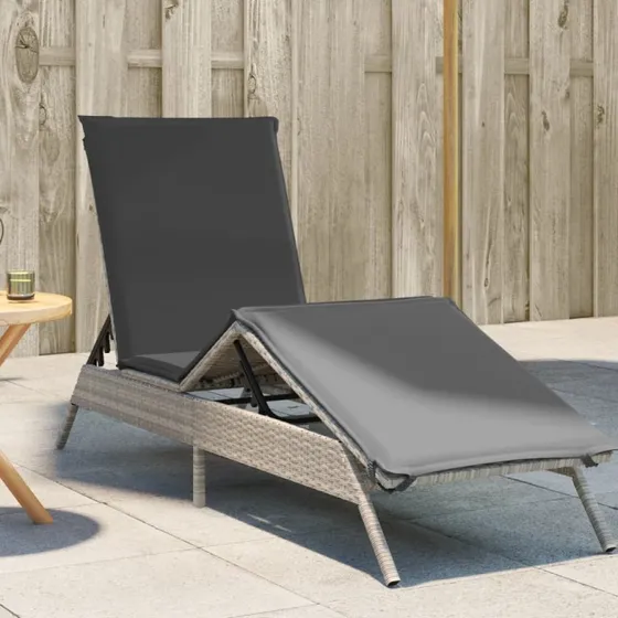 Liggestol i lysegrå polyrattan med hynde