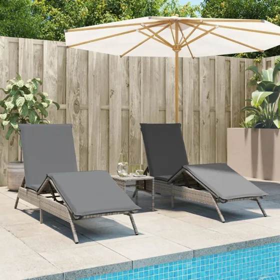 Liggestole 2 stk. med bord i grå polyrattan