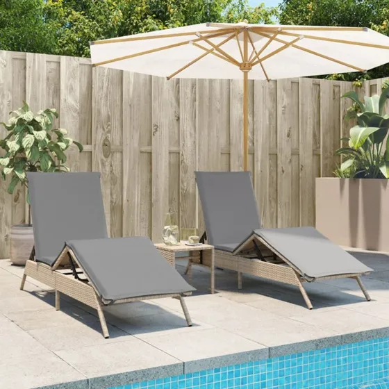 2-pak liggestole i polyrattan med sidebord, beige