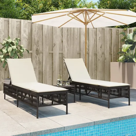 Liggestole 2 stk. med bord i brun polyrattan