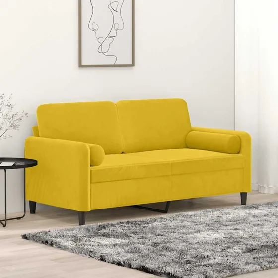 2-personers velour sofa 140 cm – gul med pyntepuder