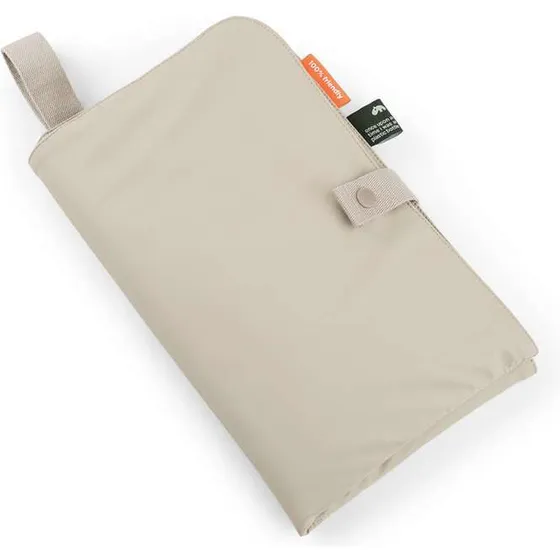 Done By Deer Foldbart pusleunderlag, sandfarvet (genbrugsmateriale)