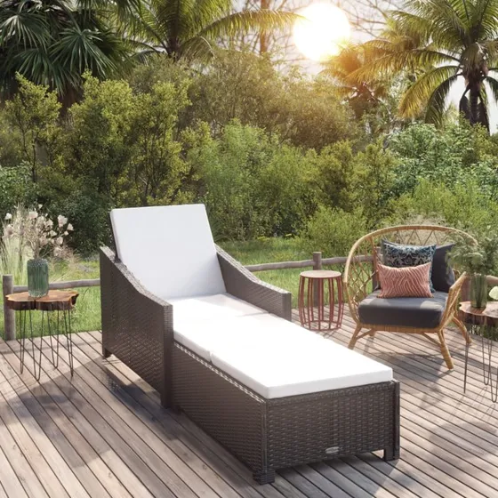 Liggestol i sort polyrattan med creme hynde