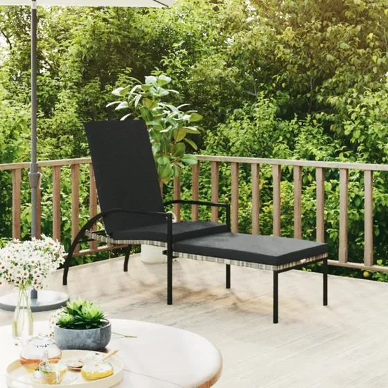 Liggestol med fodskammel i grå polyrattan