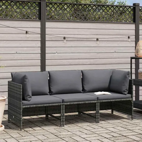 3-personers havesofa i grå polyrattan med hynder