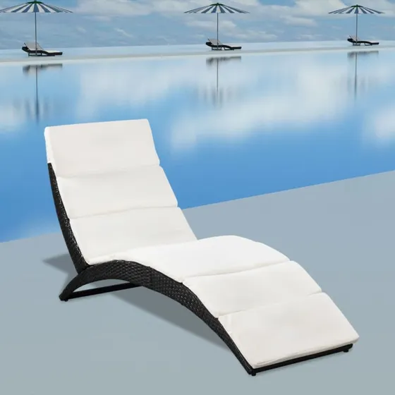 Foldbar liggestol i sort polyrattan med creme hynde