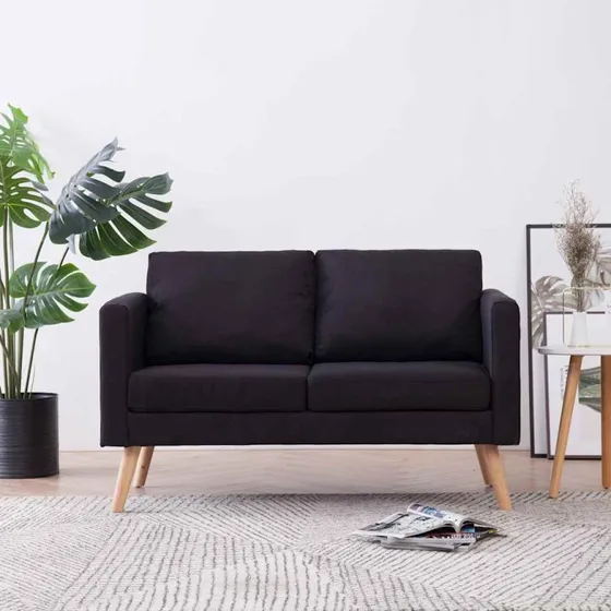 2-personers sofa i sort stof – komfortabel og vaskbar
